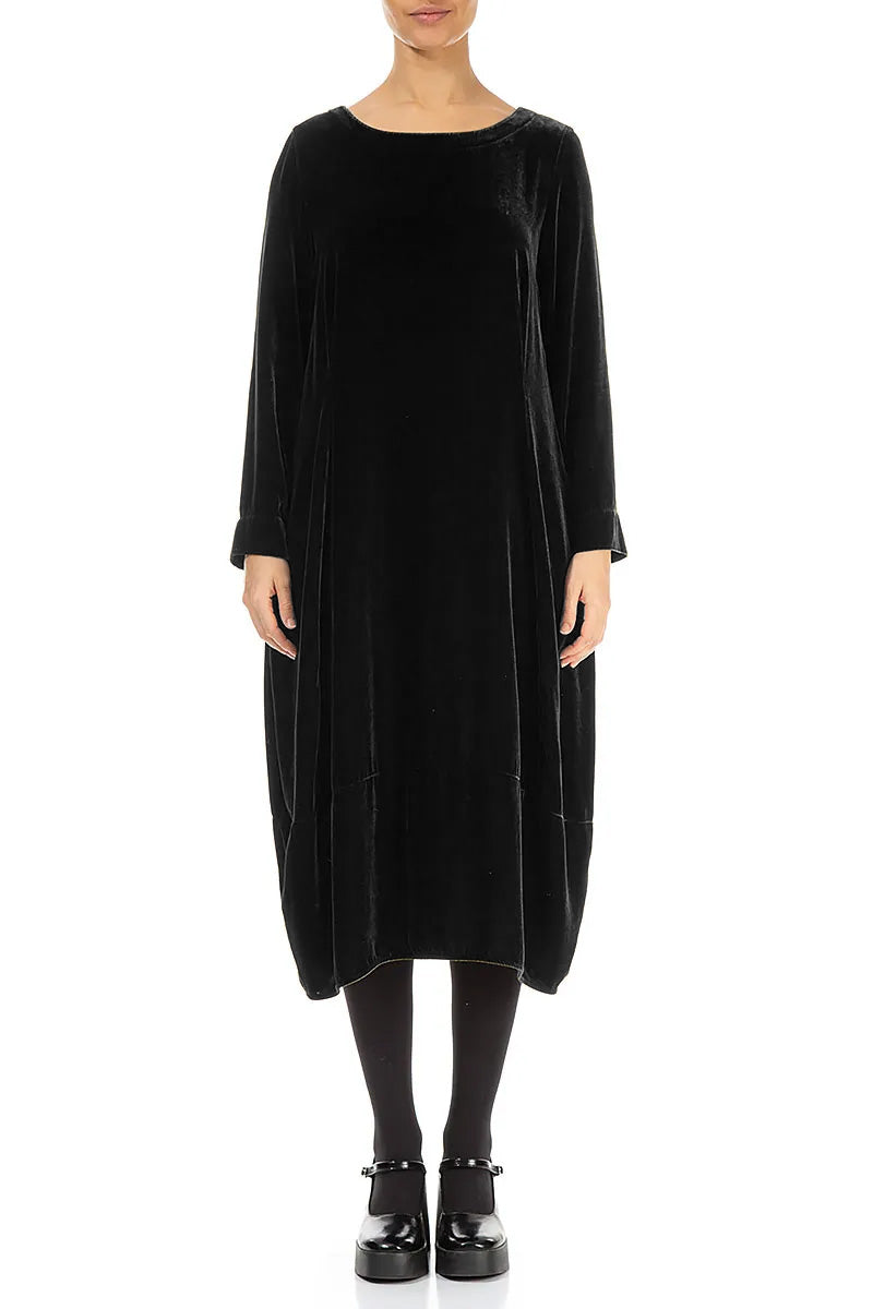 Robe en velours de soie noire à dos évasé