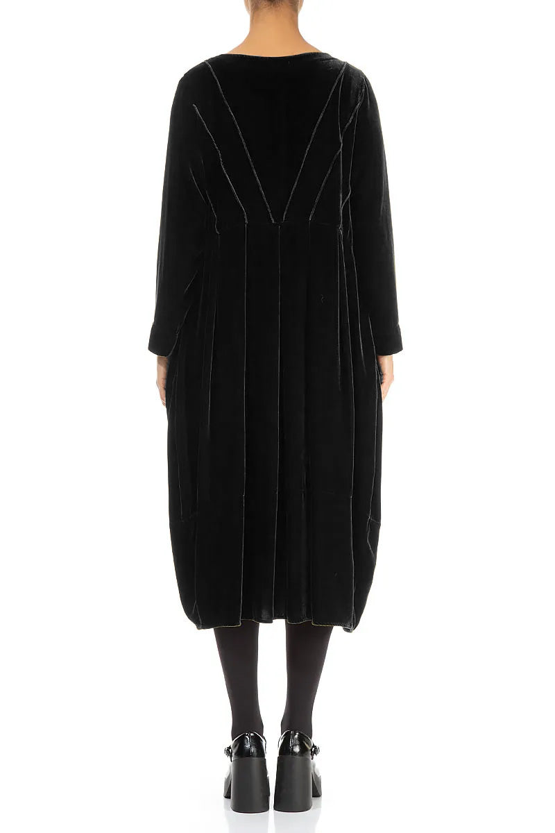 Robe en velours de soie noire à dos évasé