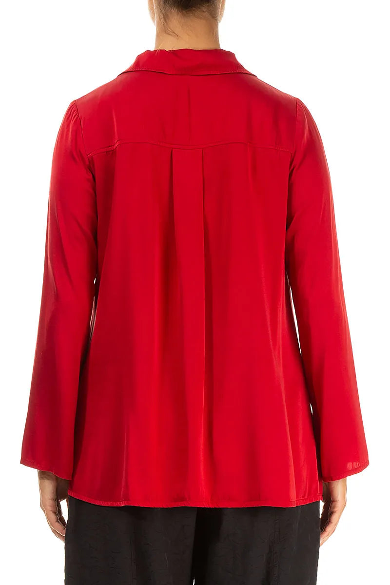 Chemise en soie rouge cerise à dos évasé