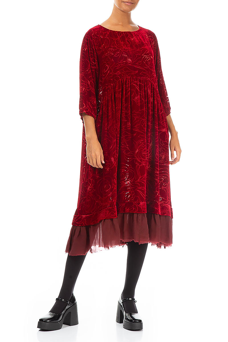 Robe évasée en velours de soie rouge cerise à roses dévorées