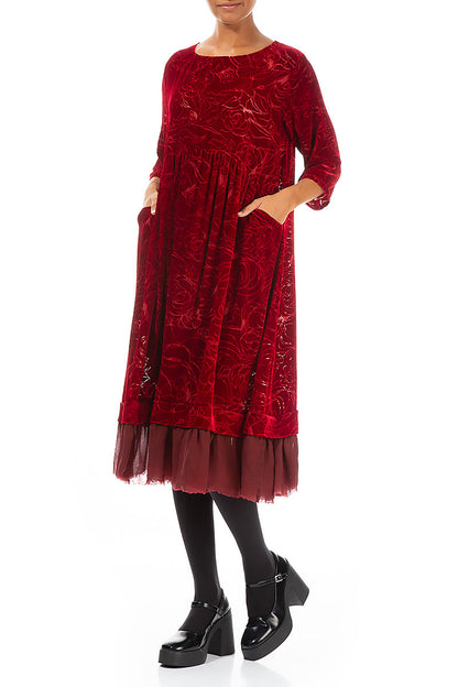Robe évasée en velours de soie rouge cerise à roses dévorées