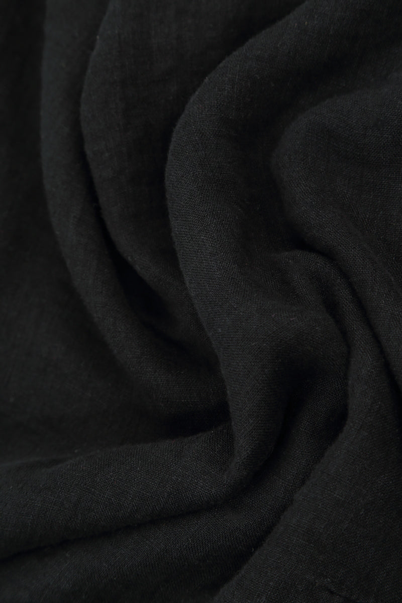 Robe en lin noir à manches courtes