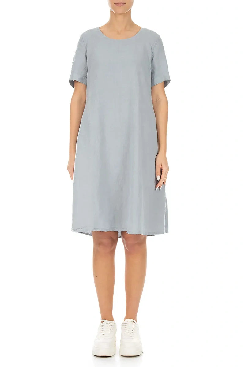 Ausgestelltes Midikleid aus silbergrauem Leinen