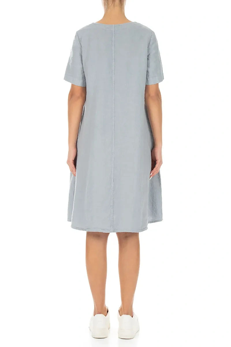 Ausgestelltes Midikleid aus silbergrauem Leinen
