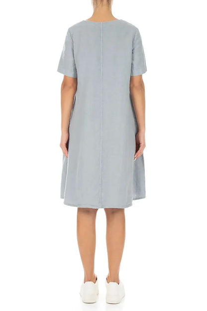 Ausgestelltes Midikleid aus silbergrauem Leinen