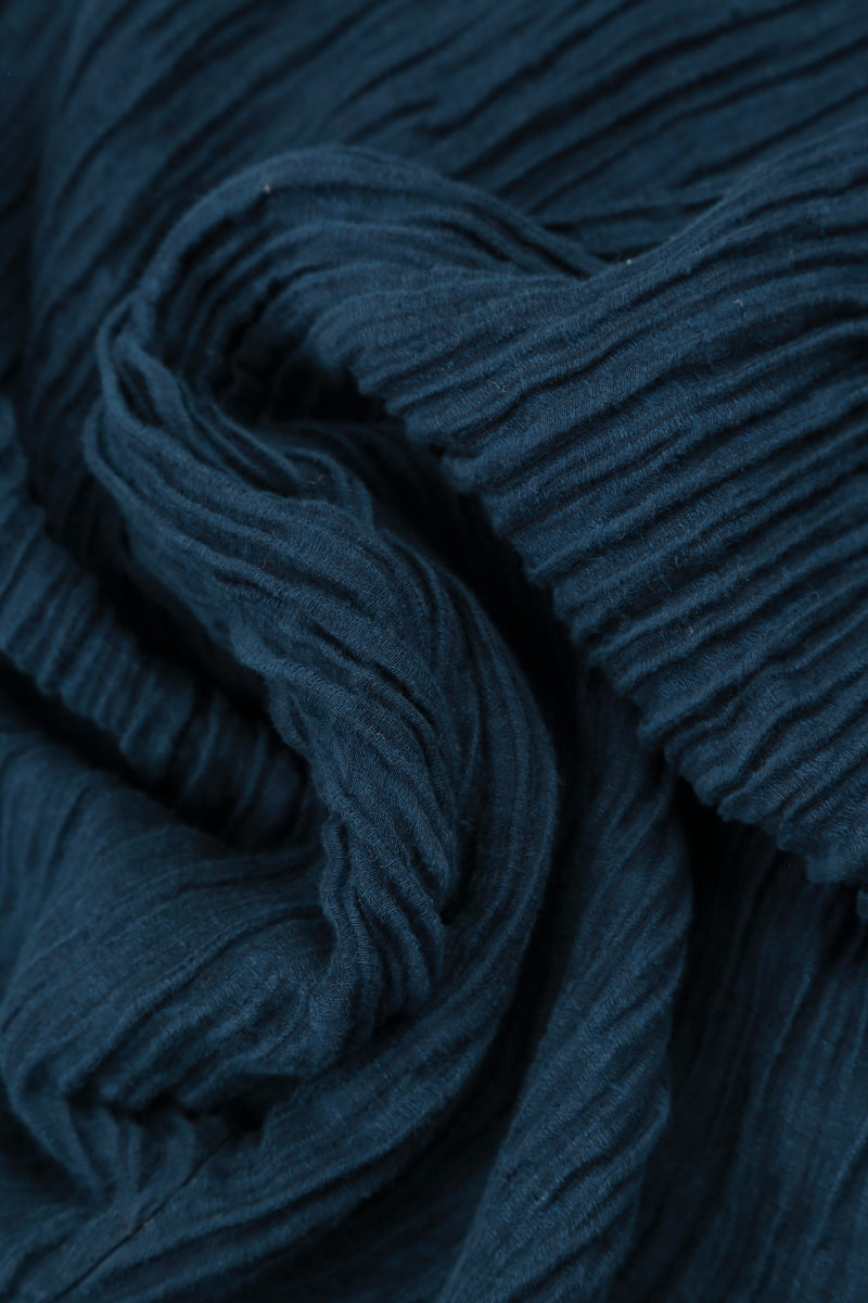 Ausgestellte marineblaue Hose aus geknitterter Seide