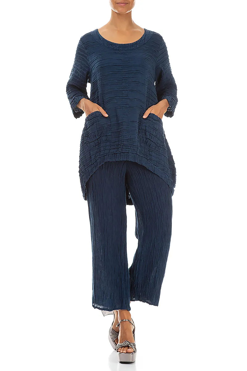 Ausgestellte marineblaue Hose aus geknitterter Seide