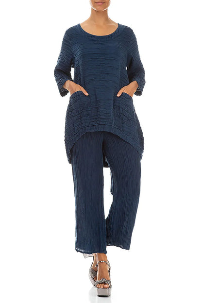 Ausgestellte marineblaue Hose aus geknitterter Seide