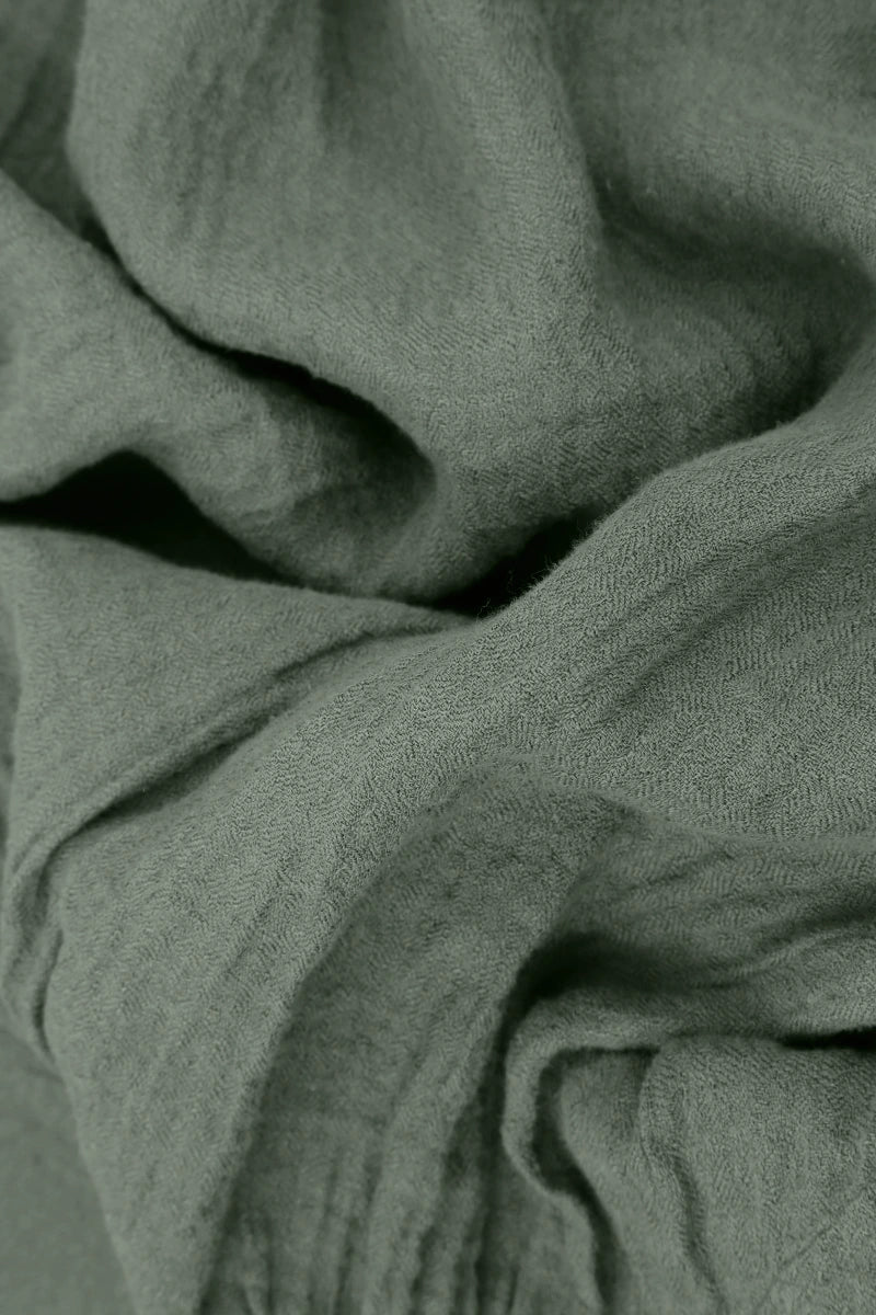 Ausgestelltes, salbeigrünes Leinenkleid