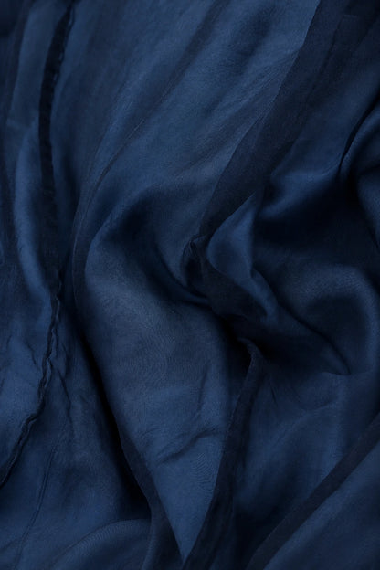 Fließendes azurblaues Seiden-Chiffonkleid