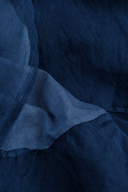 Fließendes azurblaues Seiden-Chiffonkleid