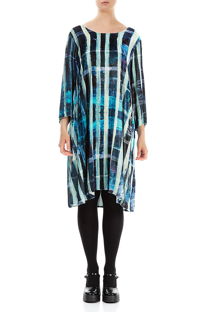 Fließendes Kleid aus dehnbarem Seidensamt mit blauen Linien