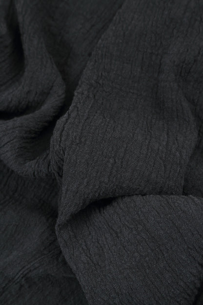 Kleid aus graphitfarbenem Leinen-Viskose mit ausgefranstem Saum