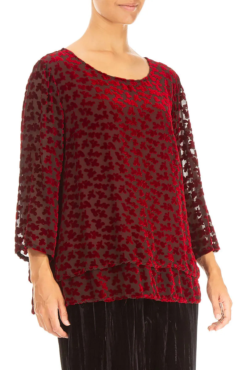 Chemisier en velours de soie rouge cerise à pétales dévorés superposés