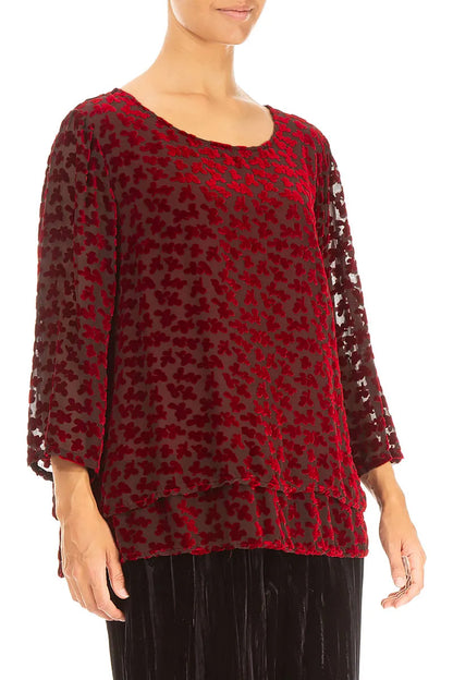 Chemisier en velours de soie rouge cerise à pétales dévorés superposés