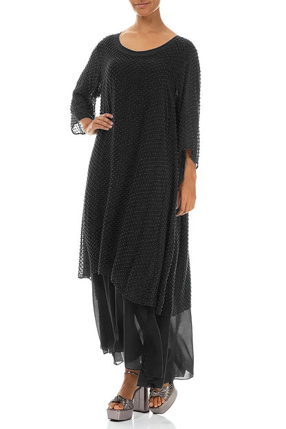 Mehrlagiges schwarzes gepunktetes Seidenkleid