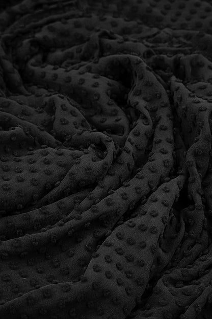 Mehrlagiges schwarzes gepunktetes Seidenkleid