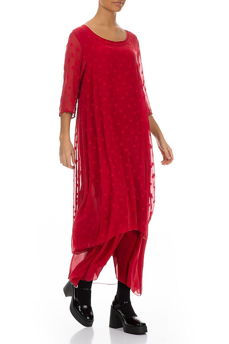 Robe en soie rouge cerise à pois superposés