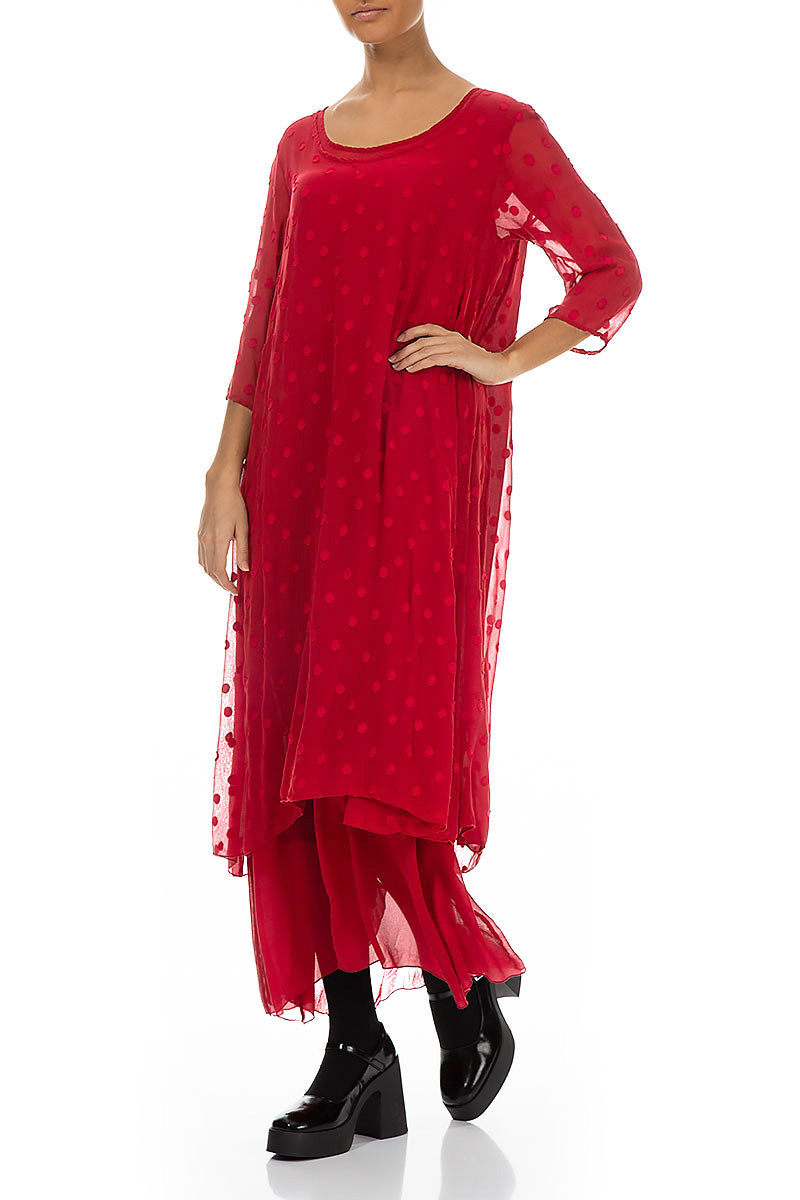 Robe en soie rouge cerise à pois superposés