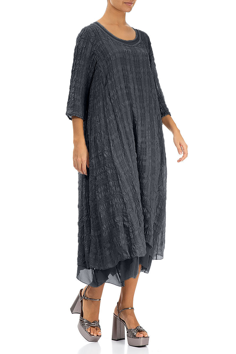 Robe en soie légère texturée graphite à plusieurs couches