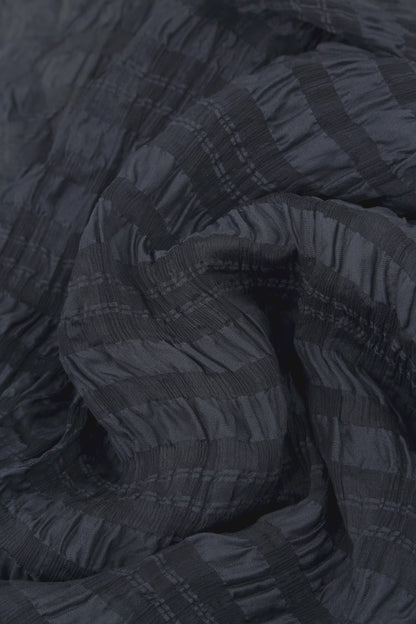 Robe en soie légère texturée graphite à plusieurs couches