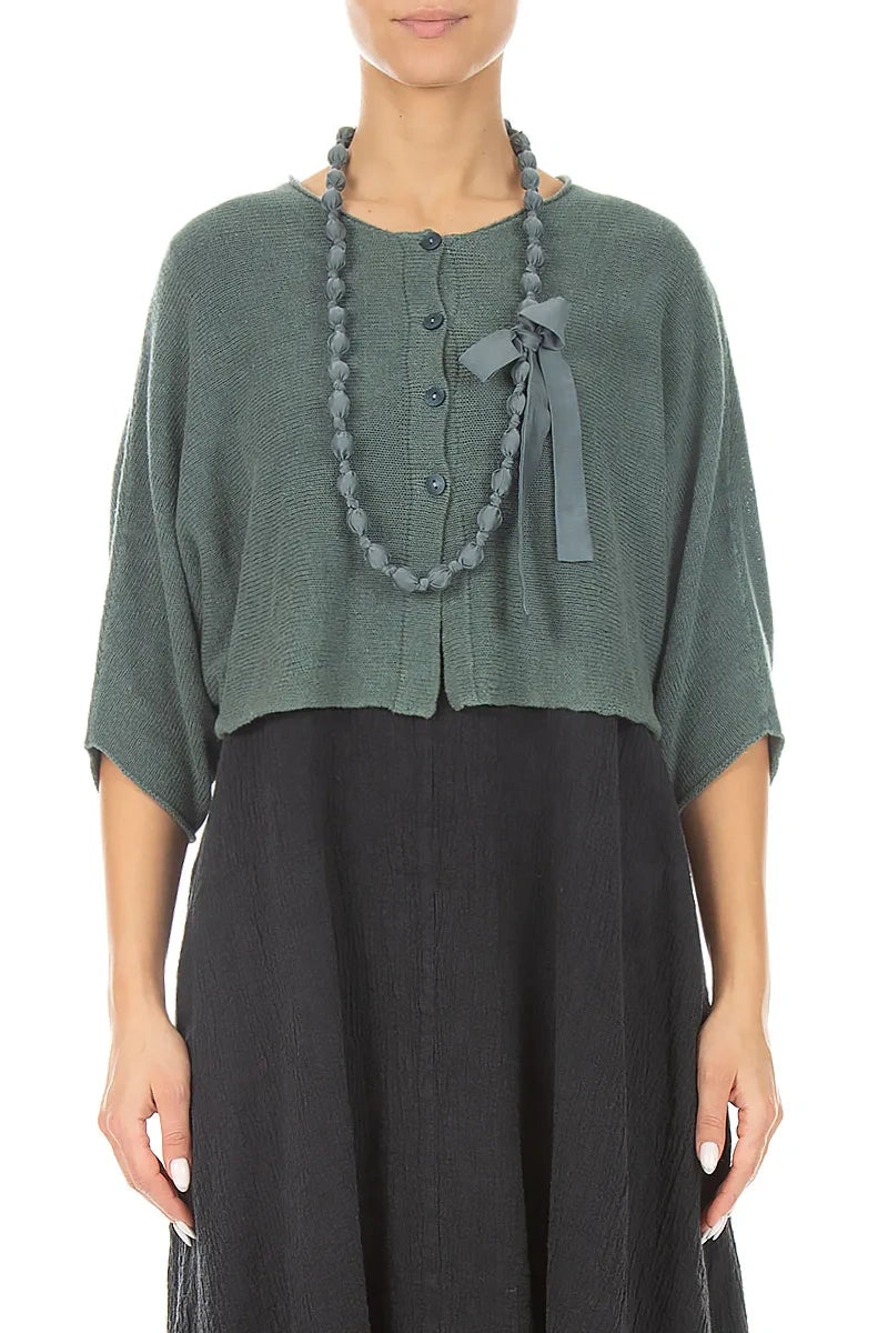 Lange, feine Perlenkette aus salbeifarbener Seide