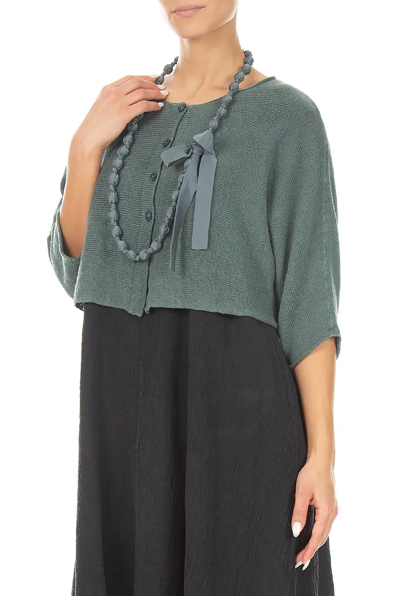 Lange, feine Perlenkette aus salbeifarbener Seide