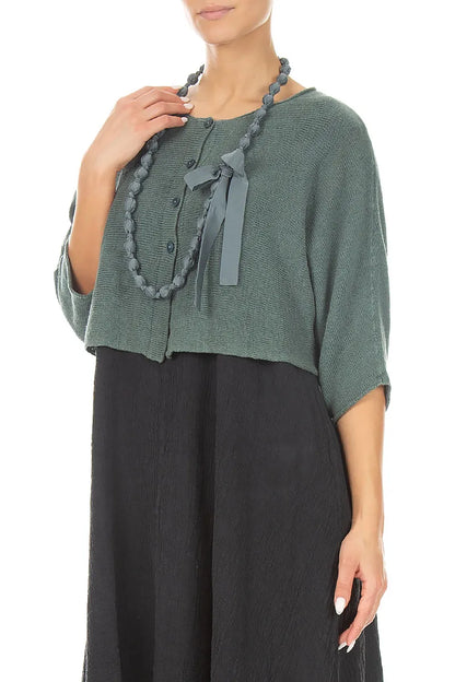 Lange, feine Perlenkette aus salbeifarbener Seide