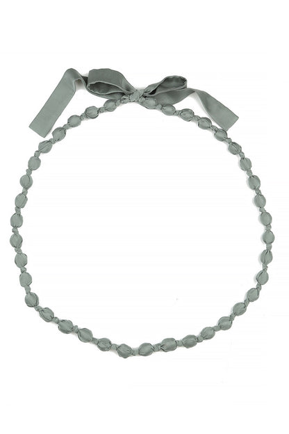 Lange, feine Perlenkette aus salbeifarbener Seide