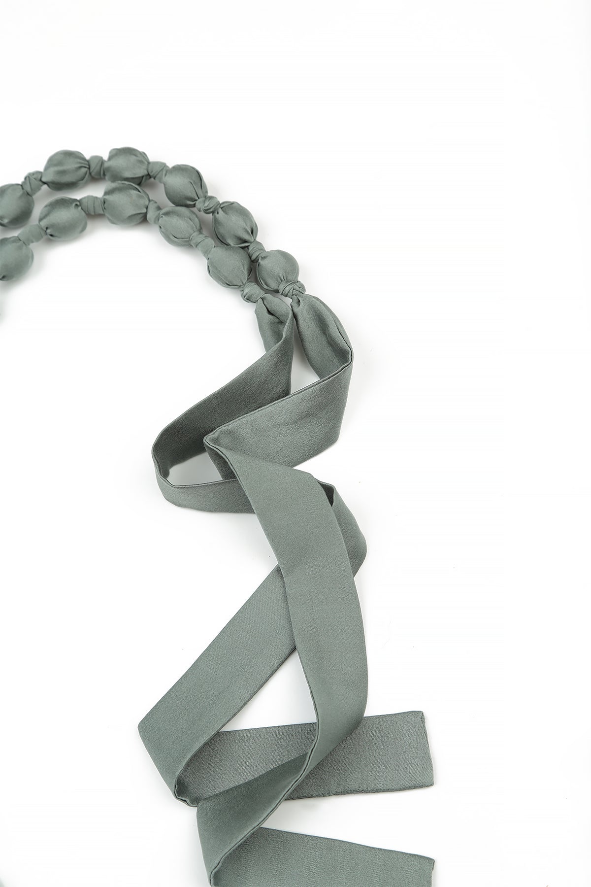 Lange, feine Perlenkette aus salbeifarbener Seide