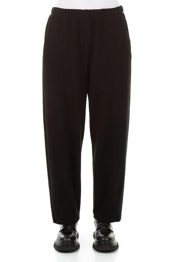 Lange, schmal zulaufende Hose aus schwarzem Baumwolljersey