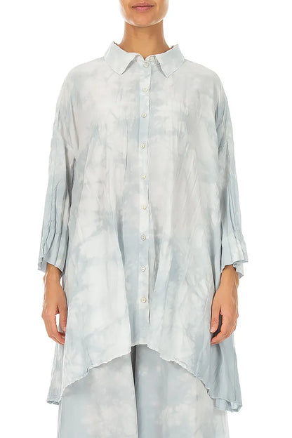 Lockeres, flüssiges silbernes, zerknittertes Hemd aus reiner Seide