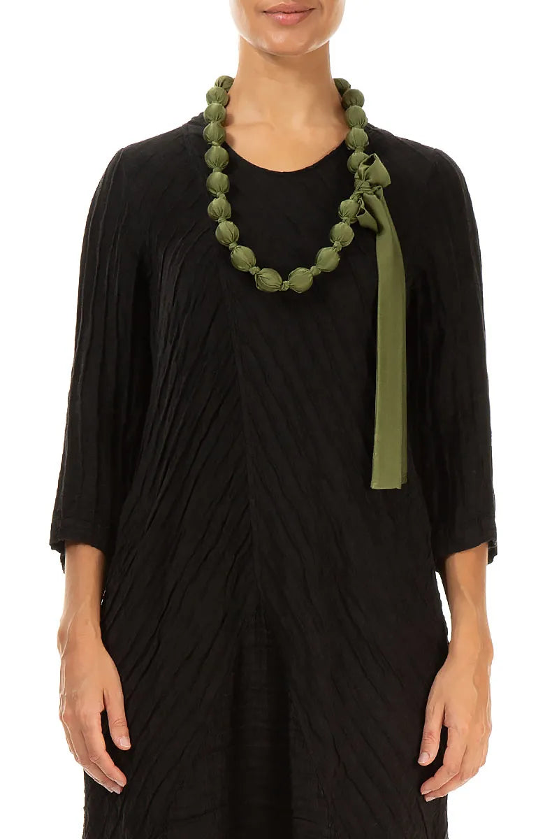 Halskette mit olivgrünen Seidenperlen