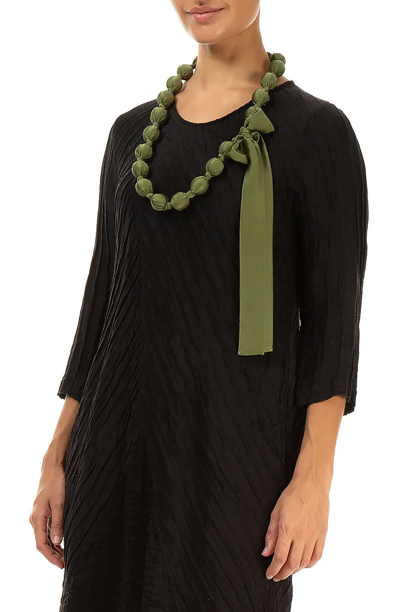 Halskette mit olivgrünen Seidenperlen