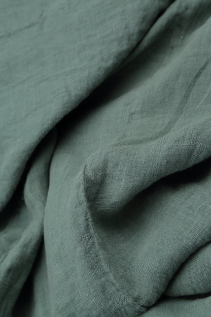 Leinenkleid in Salbei mit Abnähern und ausgefranstem Saum