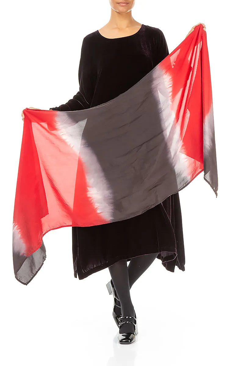 Roter Seidenschal im Ombré-Stil