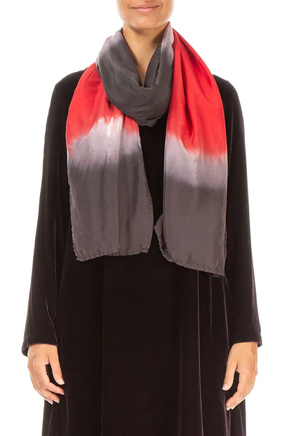 Roter Seidenschal im Ombré-Stil