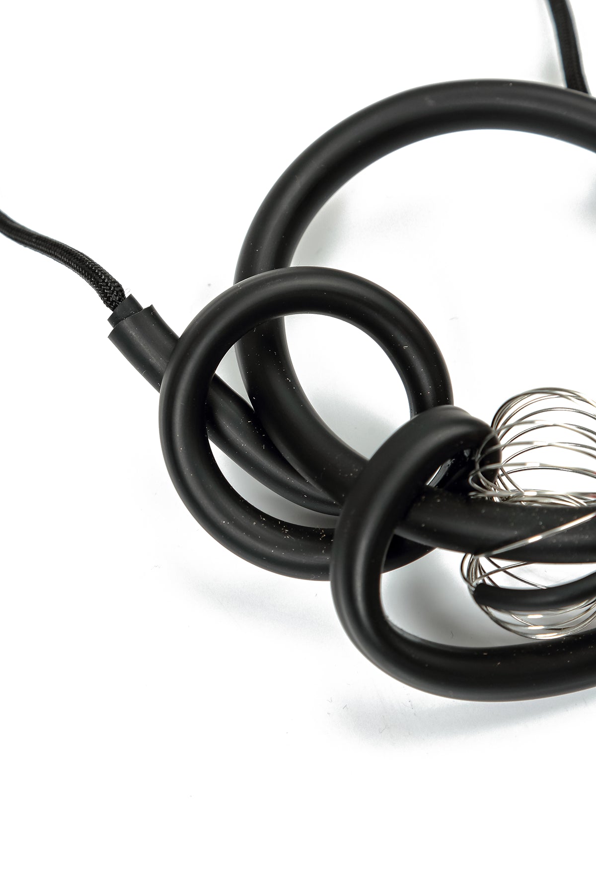 Collier en spirale métallique à sphère rouge