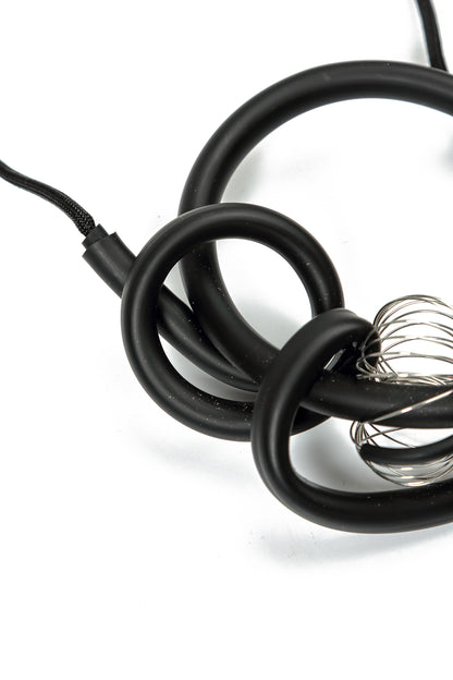 Collier en spirale métallique à sphère rouge