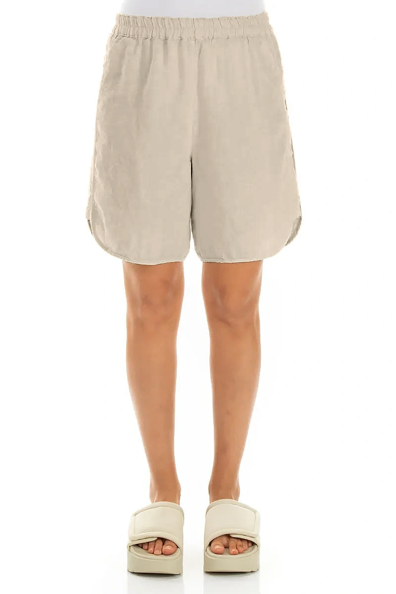 Legere beige Leinen-Shorts mit seitlichem Schlitz