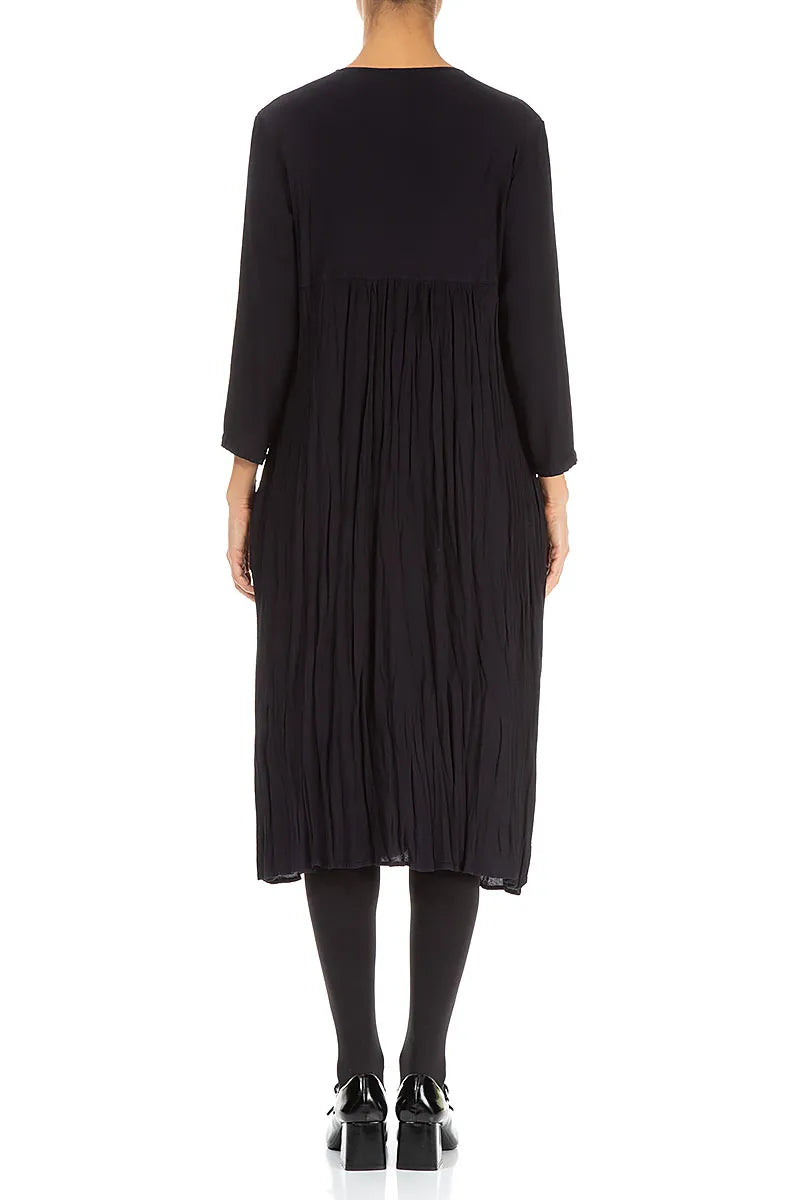 Romantisches schwarzes, knitterfreies Viskosekleid