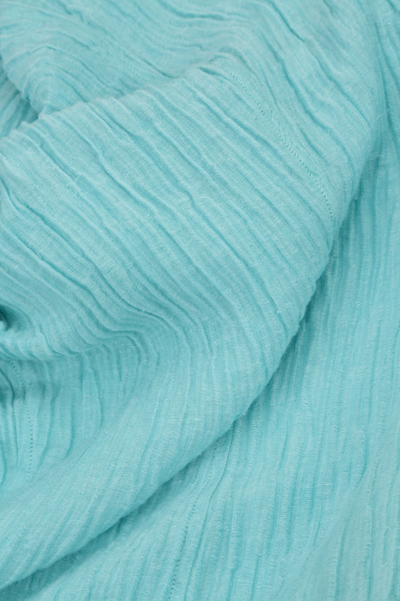 Romantisches, geknittertes Kleid aus eisblauer Seide