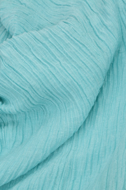 Romantisches, geknittertes Kleid aus eisblauer Seide