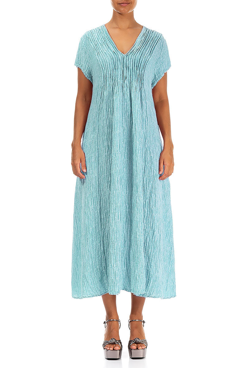 Romantisches, geknittertes Kleid aus eisblauer Seide