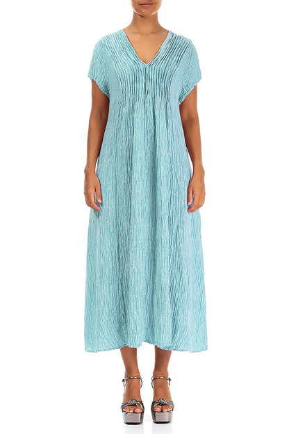 Romantisches, geknittertes Kleid aus eisblauer Seide