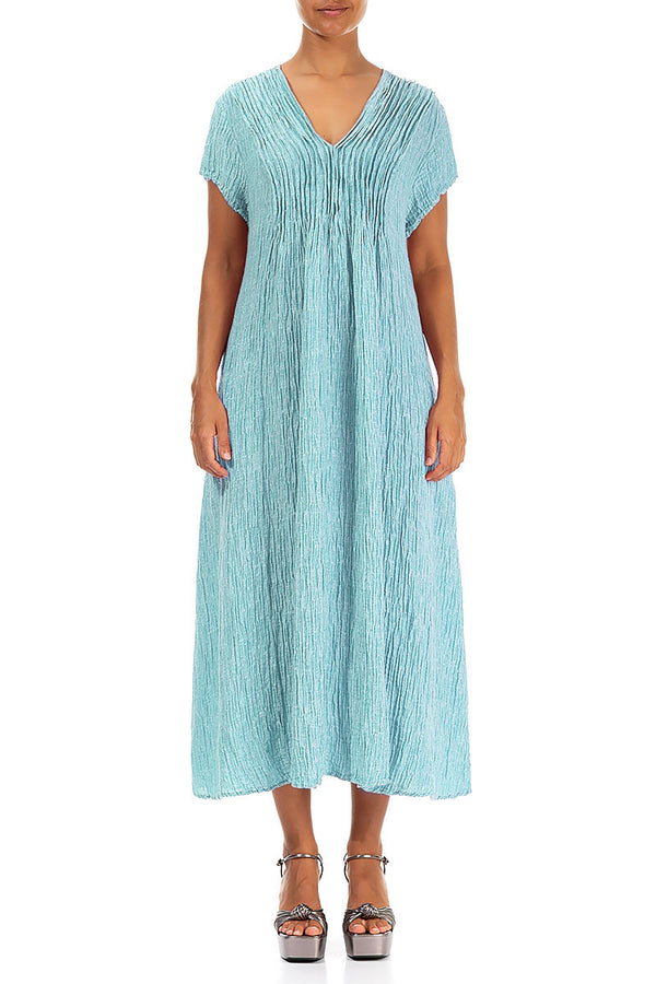 Romantisches, geknittertes Kleid aus eisblauer Seide