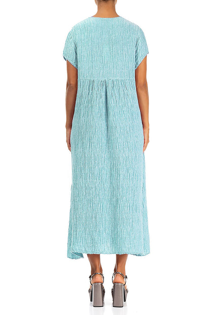 Romantisches, geknittertes Kleid aus eisblauer Seide
