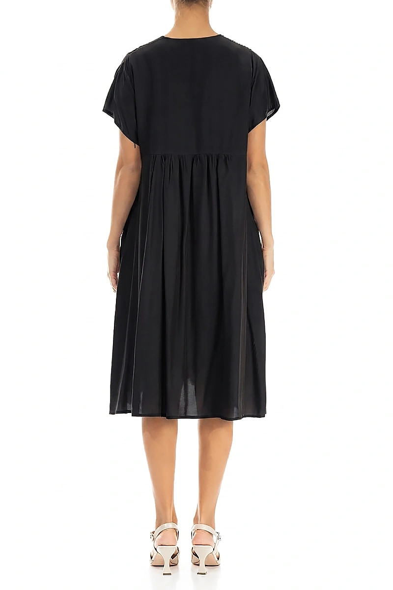 Romantisches Front Tuck Schwarzes Seiden-Bambus-Kleid
