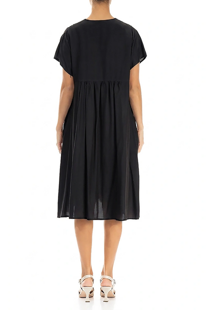 Romantisches Front Tuck Schwarzes Seiden-Bambus-Kleid