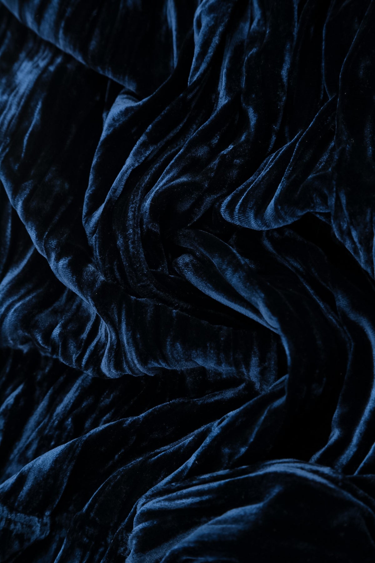 Robe en velours de soie froissé bleu roi